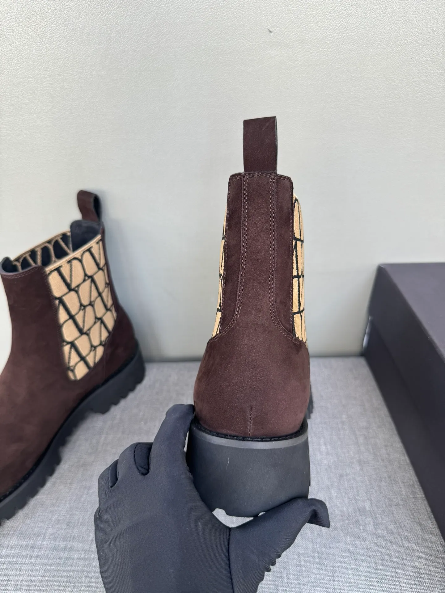 [Valentino] Top P: 1000💰 Size: Men 39-44 (45 customized) Valentino VLTN casual shoes 2025 latest winter series, original 1:1 development Casual men's leather shoes Made with heavy investment, shoes and boots are made of imported cowhide that is not easy to deform, black cowhide lining, original foam outsole, black open edge beads, black suede, brown suede Factory craftsmanship, perfect products are only prepared for you who know taste! Any comparison is welcome!